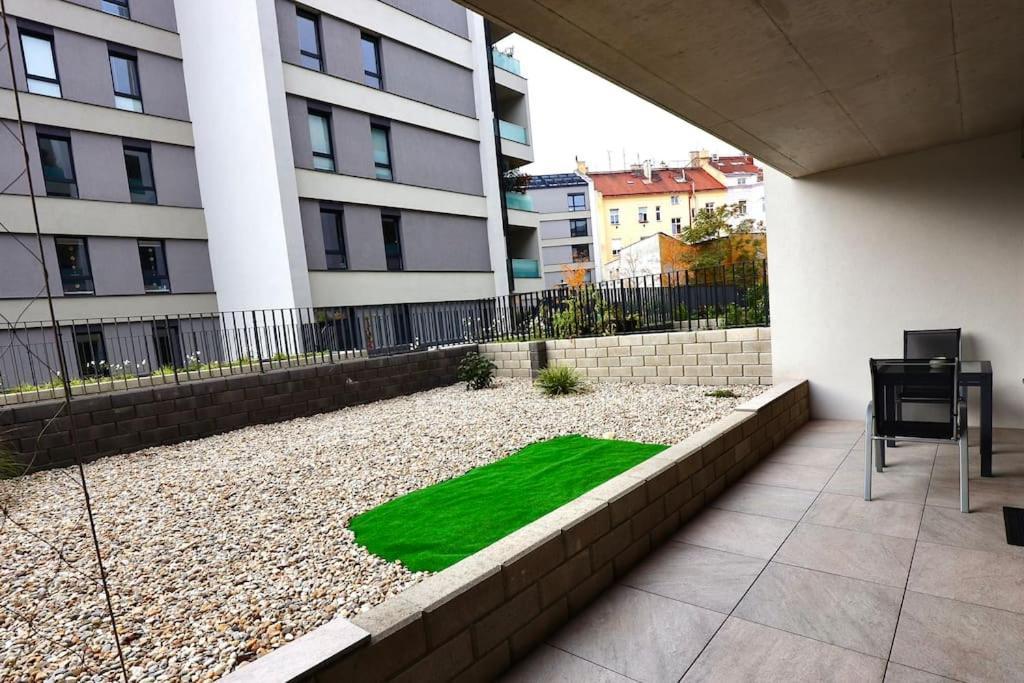 Modern Apartment • Garden • Near The City Center Prag Dış mekan fotoğraf